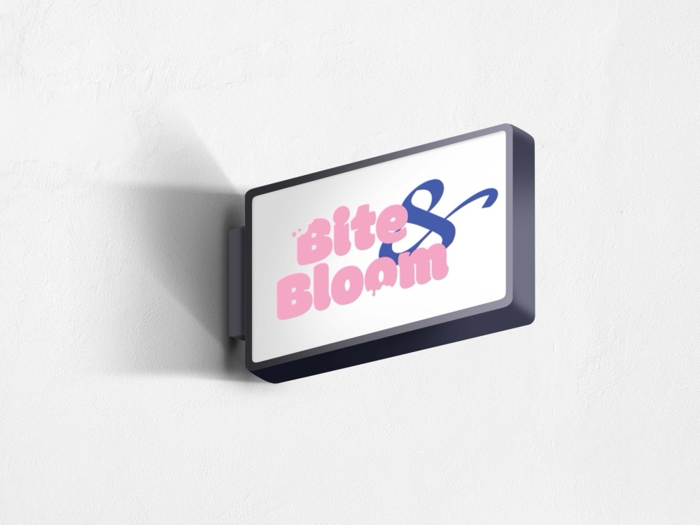 Biển hiệu hộp đèn treo tường với logo BITE & BLOOM chữ hồng tròn mềm có nét đường chảy và dấu & thư pháp màu xanh cobalt