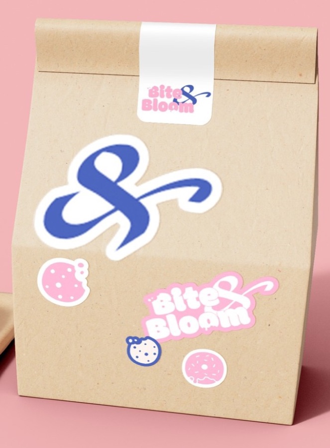 Cận cảnh túi giấy kraft dán bộ sticker BITE & BLOOM gồm dấu & xanh, logo hồng, bánh quy có vết cắn và donut hồng