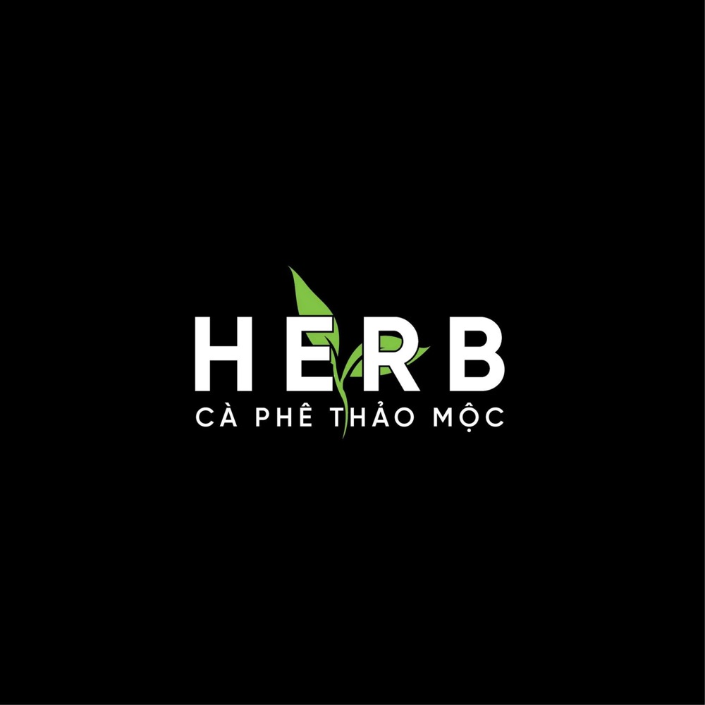 Logo HERB - CÀ PHÊ THẢO MỘC chữ trắng trên nền đen với chiếc lá xanh lồng giữa chữ E và chữ R