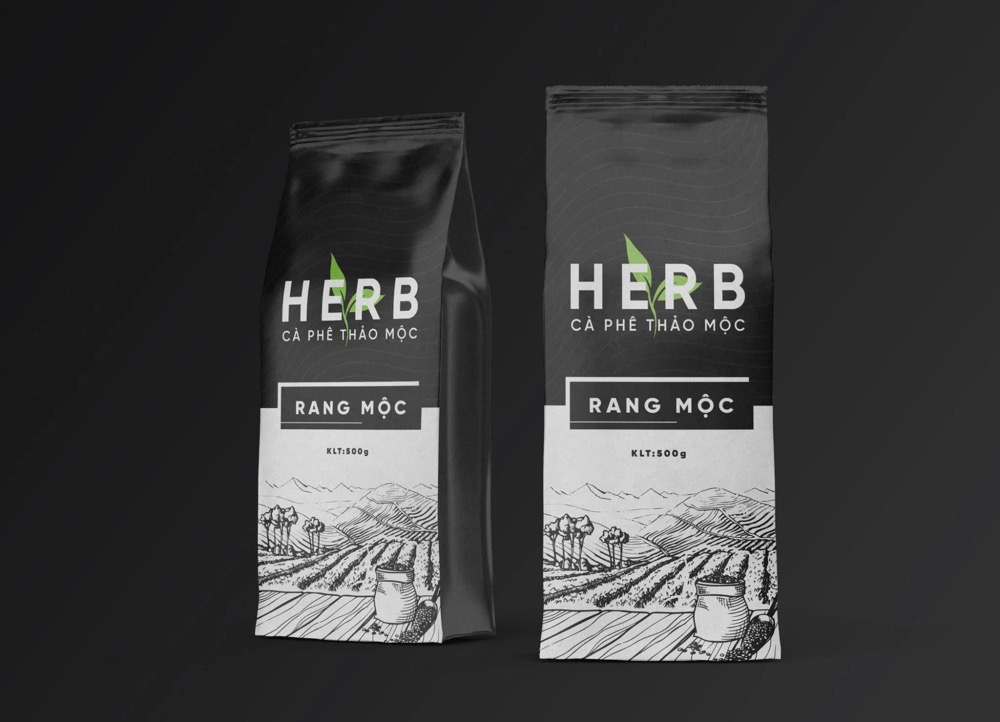 Hai túi cà phê HERB dòng RANG MỘC khối lượng 500g, nửa trên đen có logo, nửa dưới trắng với tranh khắc đồi cà phê và bao tải hạt