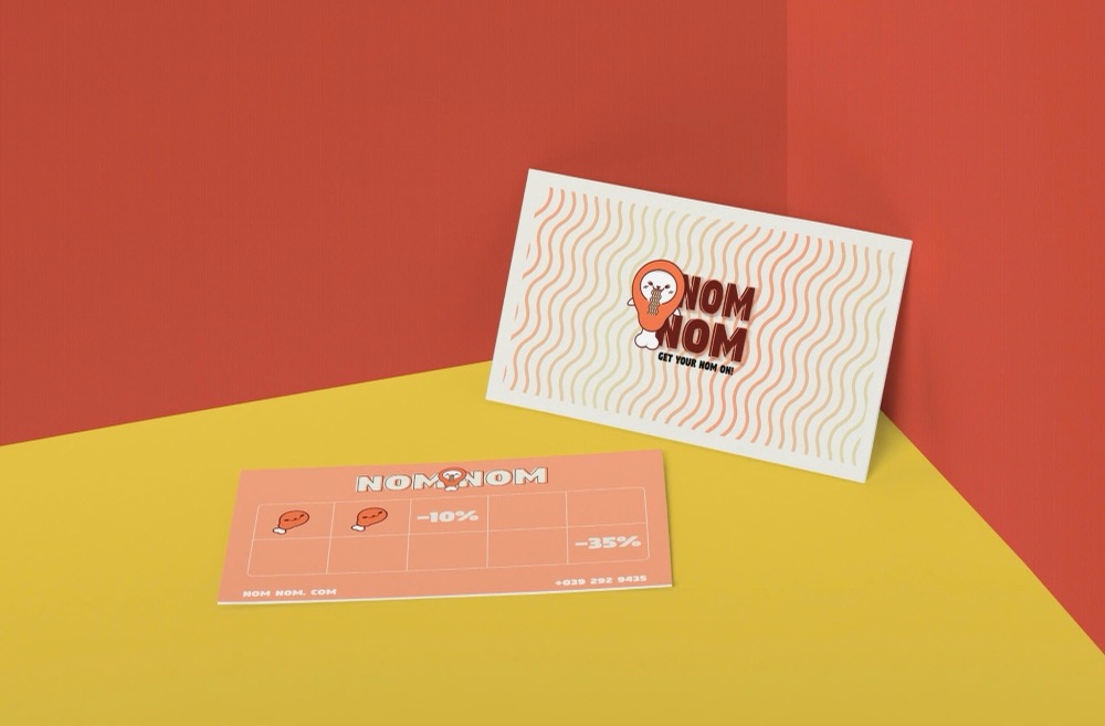 Thẻ NOM NOM mặt trước in logo trên nền hoa văn sợi mì và mặt sau là thẻ tích điểm lưới 10 ô với dấu đùi gà và ưu đãi -10%, -35%