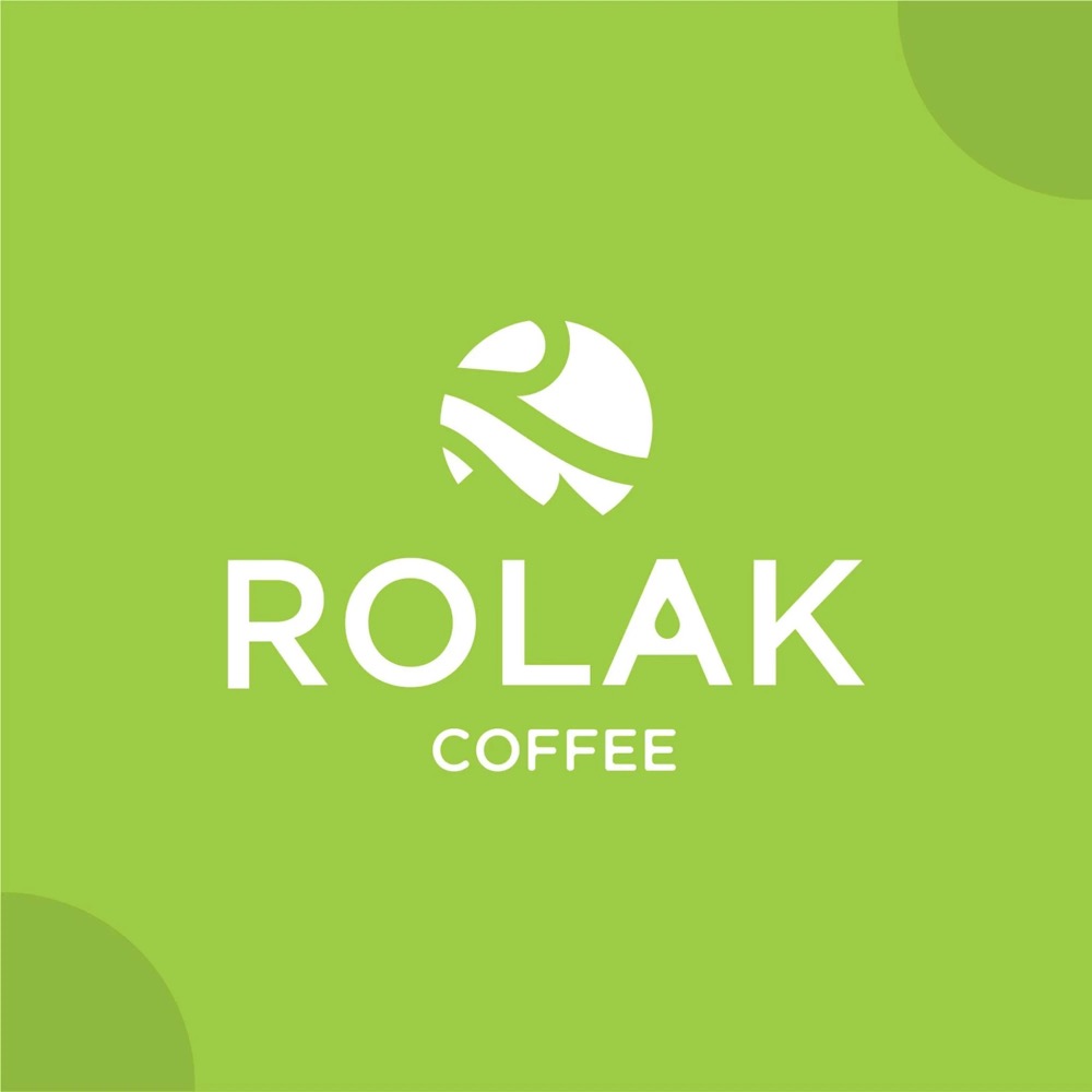 Logo ROLAK COFFEE màu trắng trên nền xanh lá, biểu tượng tròn chữ R hình núi và chữ ROLAK có giọt nước trong chữ A
