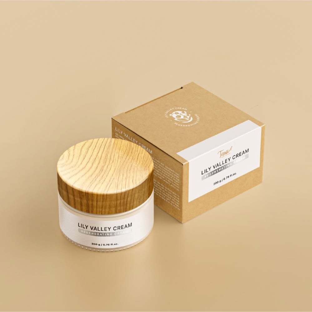 Hũ kem LILY VALLEY CREAM nắp vân gỗ và hộp giấy kraft nhãn trắng của TAMI Organic & Herbal trên nền màu be