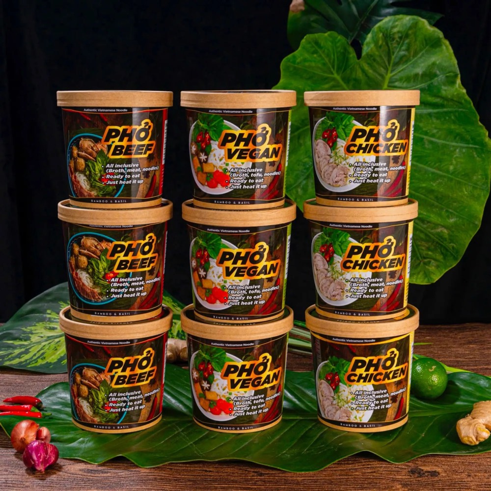 Chín ly phở ăn liền BAMBOO & BASIL xếp chồng, ba hàng ba vị Phở Beef, Phở Vegan và Phở Chicken dán tem nhãn Chicory thiết kế